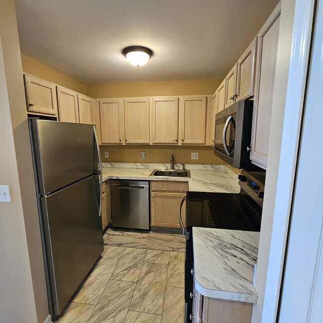 Building Photo - 2 Bedroom, 1.5 Bathroom Townhouse. Large L...