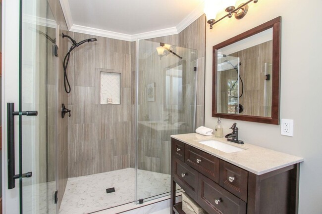 Master Bath - 555 Redwood Ave