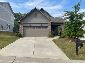 Building Photo - One level home with 2 Car Garage!