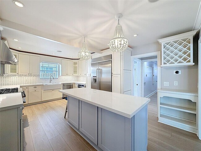 Building Photo - 2533 NE 21st Terrace