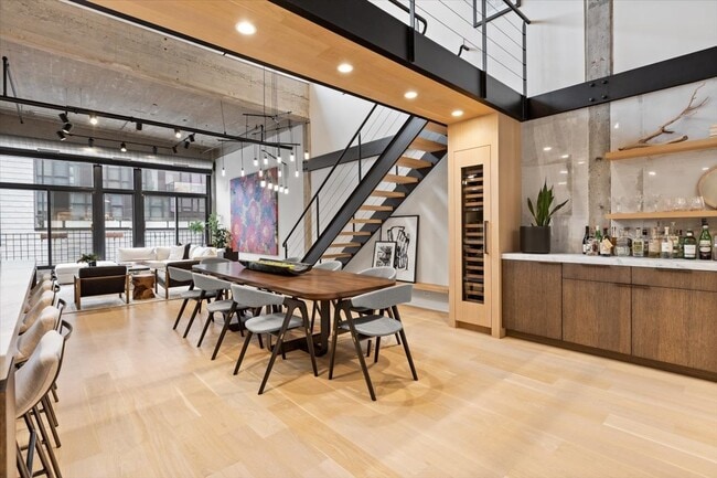 Building Photo - 850 W Adams St