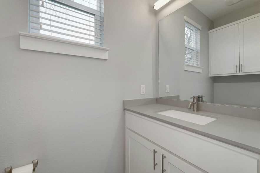 Building Photo - 6902 Carver Ave