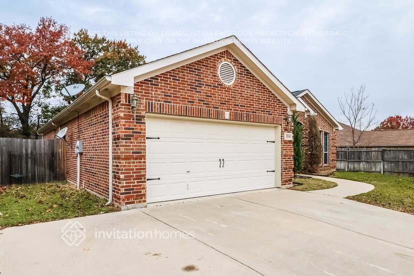 Building Photo - 2218 Summer Brook Dr