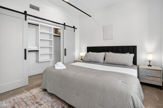 Building Photo - 115 W 5th St