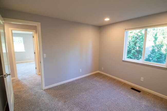 Building Photo - 5Bd/2.5Ba Redmond Home