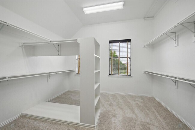 Building Photo - Stunning 4-Bedroom, 3-Bath, 3 Car Garage H...