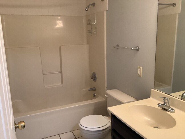 Building Photo - 400 Northwood Dr