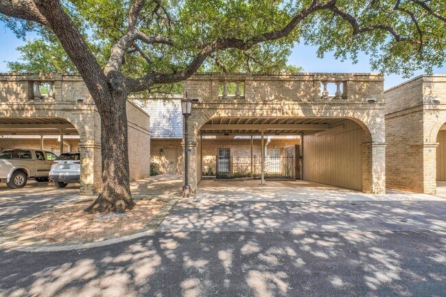 Building Photo - 3-BEDROOM TOWNHOME IN DIJON NORTH, ALAMO HEIGHTS
