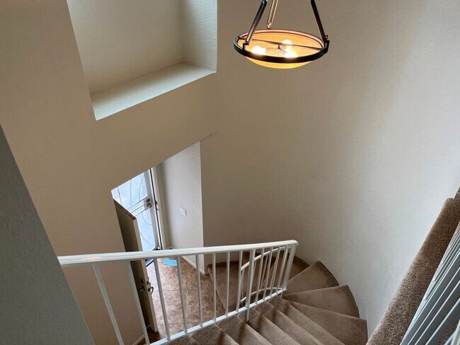 Building Photo - Charming end-unit home in Tamarack Point~ ...