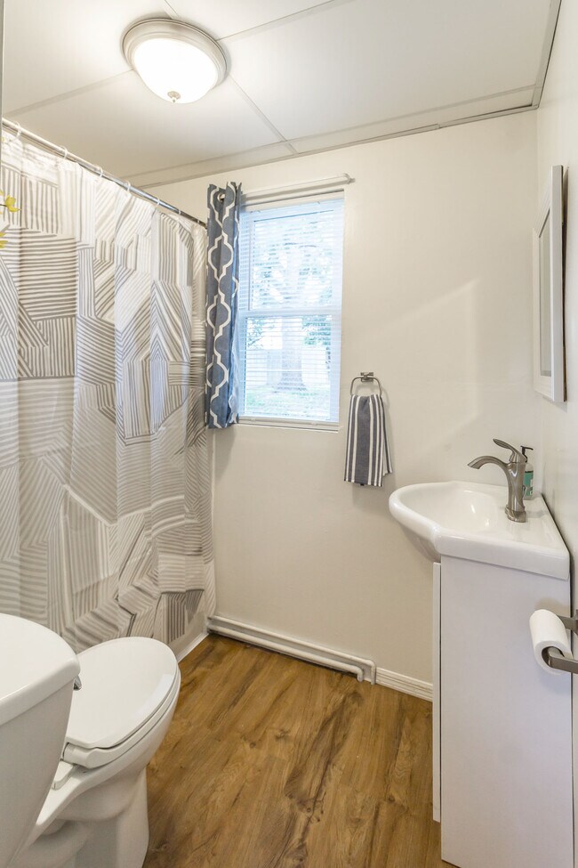 Building Photo - 1324 W Sioux St