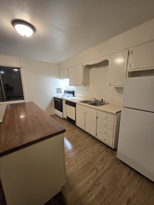 Building Photo - 520 Willow St