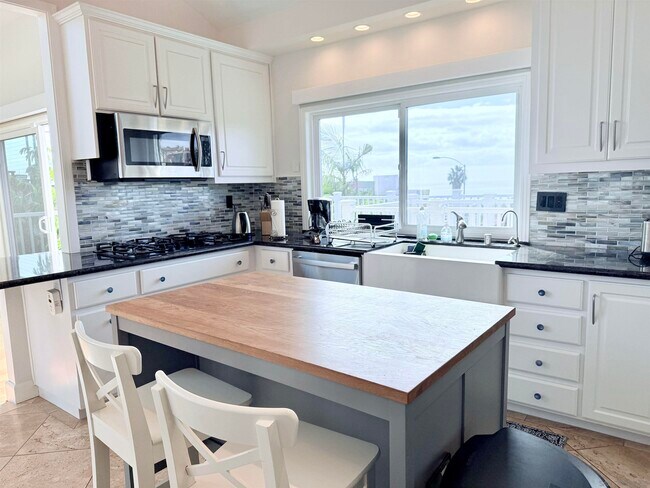 Building Photo - 1309 Kaimalino Ln