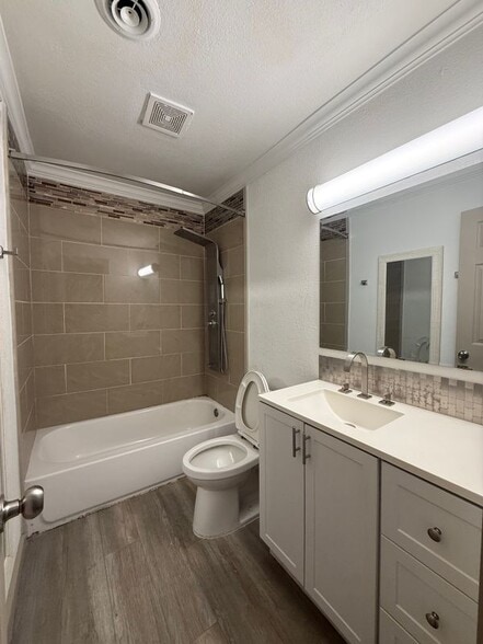 Building Photo - 7952 Leonora St