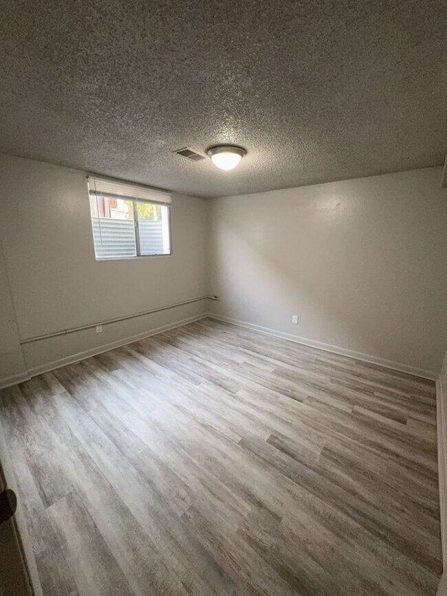 Building Photo - Updated 3 Bed 1 Bath Basement Apartment