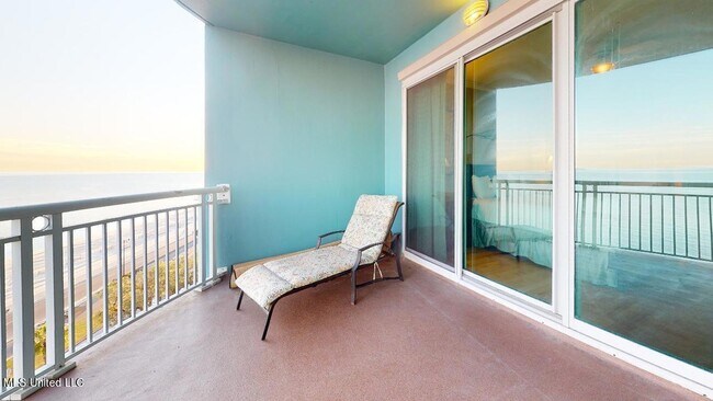 Building Photo - 2228 Beach Dr