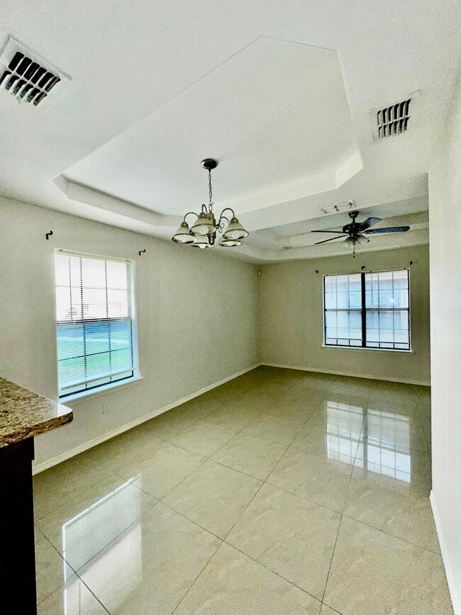 Building Photo - 207 S Ridge Ln