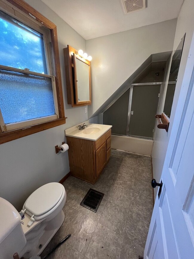 Building Photo - 3 bedroom home available in Rockford