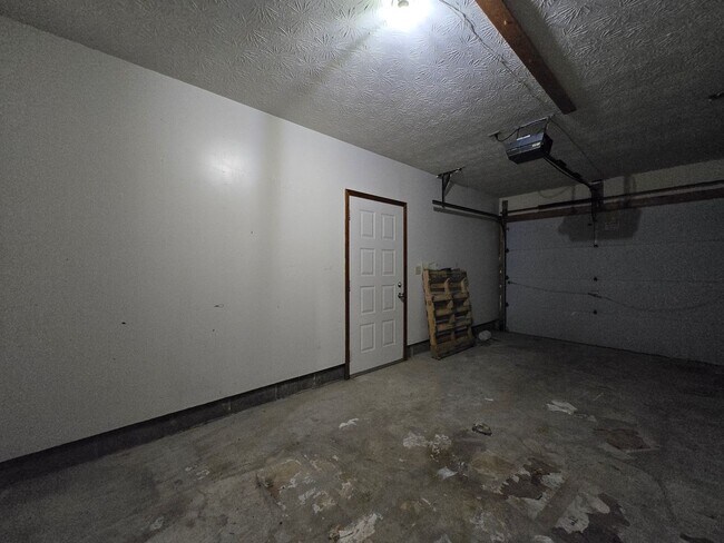 Building Photo - 3 Bedroom, 2.5 Bath Townhouse in Beavercreek!