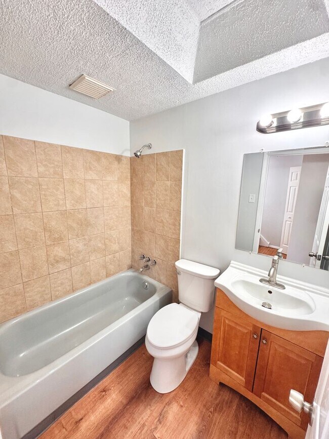 Building Photo - SUPER CLEAN THREE BEDROOM TOWNHOME