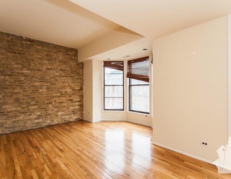 Building Photo - 606 W Surf St