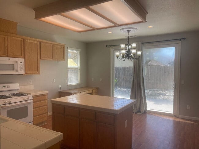 Building Photo - Ideal 4br/2ba single story with chefs kitchen