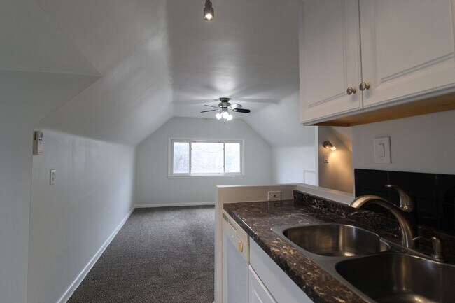 Building Photo - June FREE On This One Bedroom Apartment Near KU Med