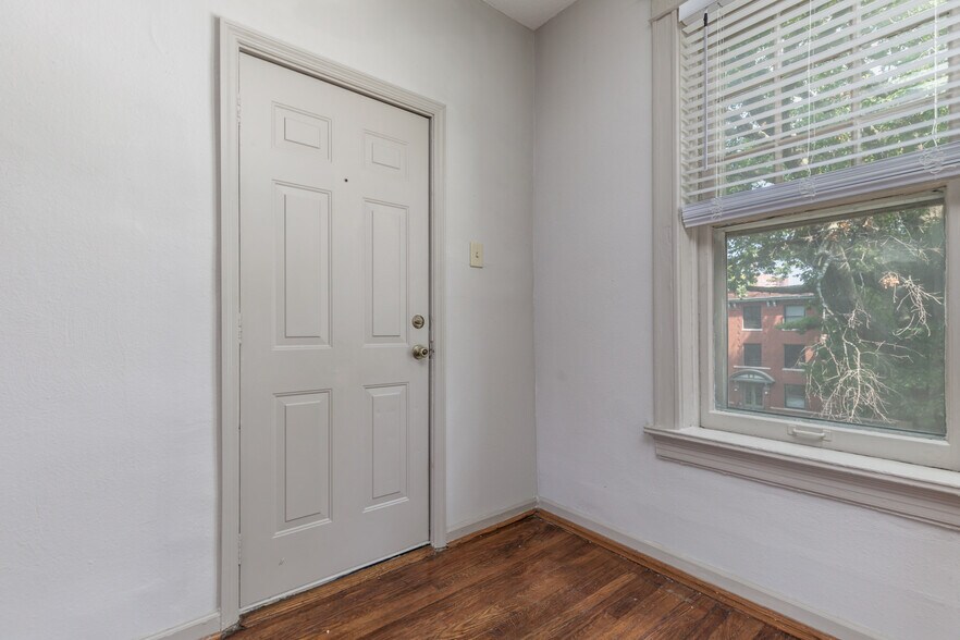 Building Photo - 6042 Kingsbury Ave