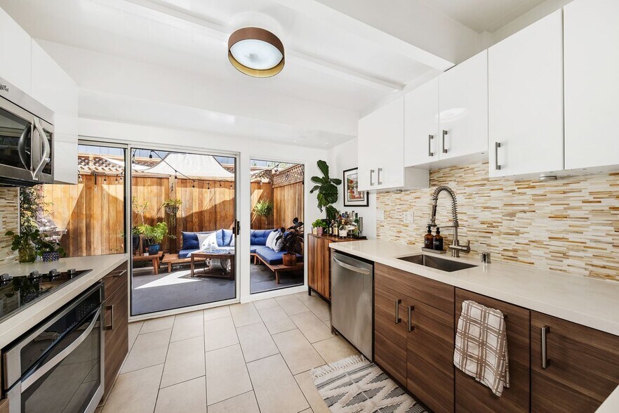 Building Photo - 4040 Grand View Blvd