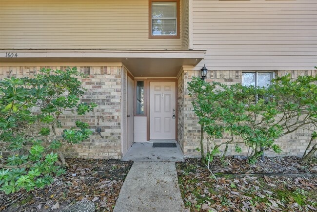 Building Photo - 1604 Hazelwood St