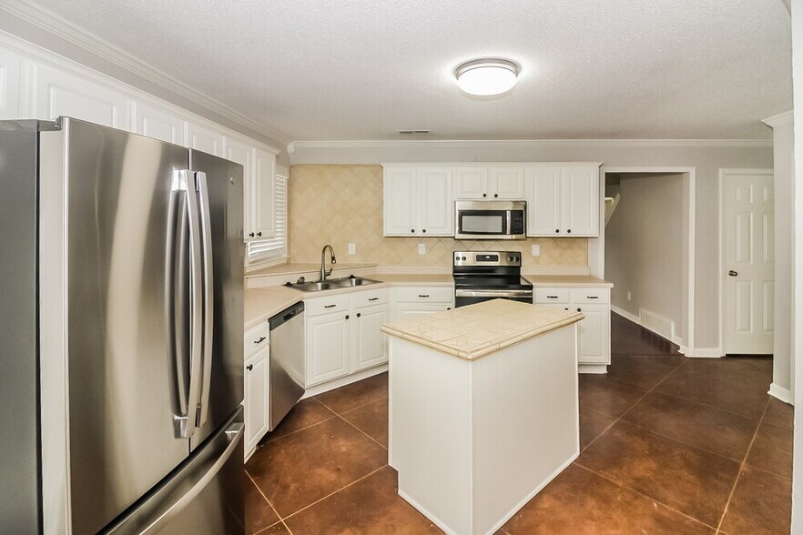 Building Photo - 10221 Green Moss Dr N