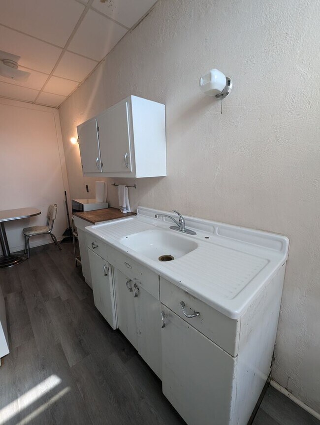 Building Photo - Furnished One Bedroom Upstairs Apartment