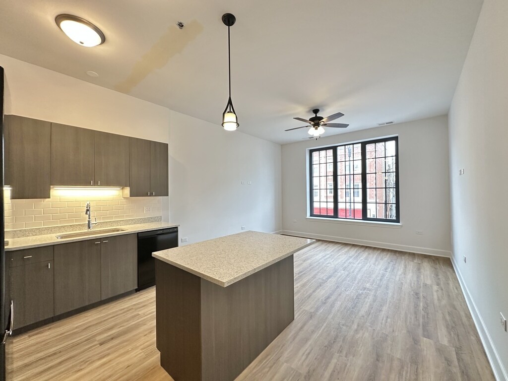 Building Photo - 3160 N Broadway