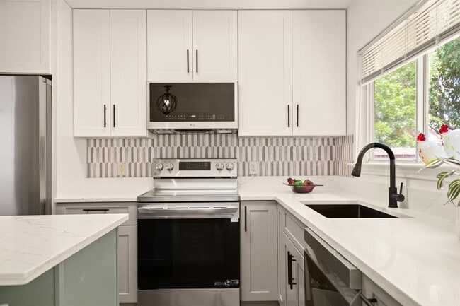 Building Photo - 410 Woodford Dr