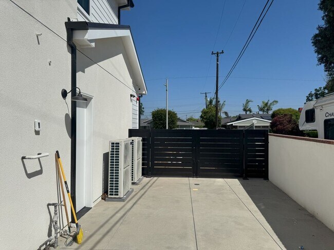 Building Photo - 3312 Kenilworth Dr