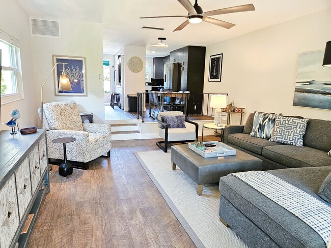 Building Photo - Seasonal Short-Term Venice Island Townhouse Steps from Venice Beach!