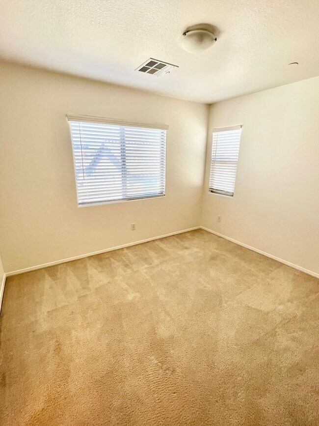 Building Photo - 3bd 3bth Gated