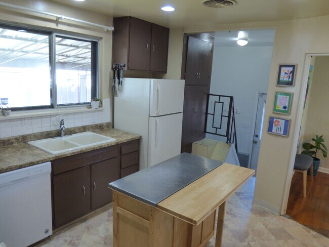 Building Photo - $0 DEPOSIT OPTION! Beautifully Upgraded 3-...