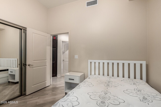 Building Photo - 945 E Playa Del Norte Dr