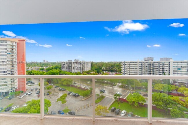 Building Photo - 1301 NE Miami Gardens Dr