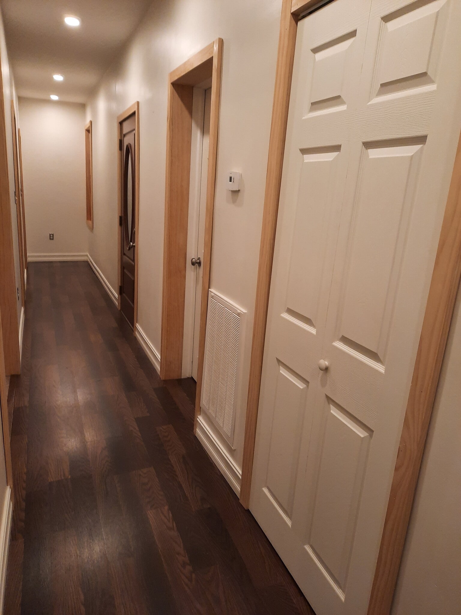 HALL/BEAUTIFUL LAMINATE THROUGH OUT - 247 Main St