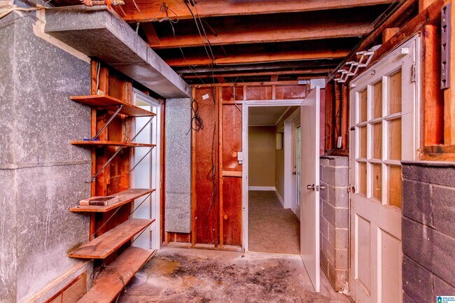 Building Photo - 1112 S Gale Dr