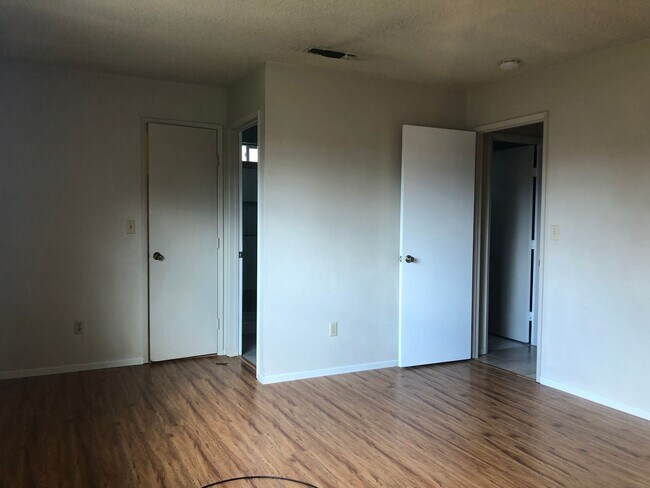 Building Photo - Walking distance to CSU Stanislaus