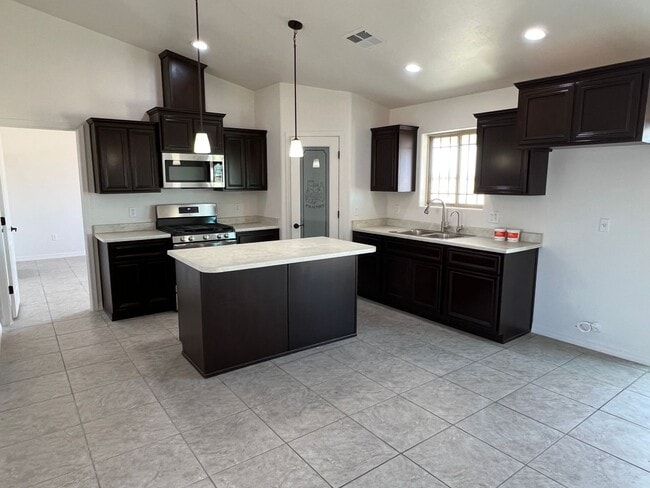 Building Photo - 3 Bedroom Split Floor Plan with 2 bathroom...