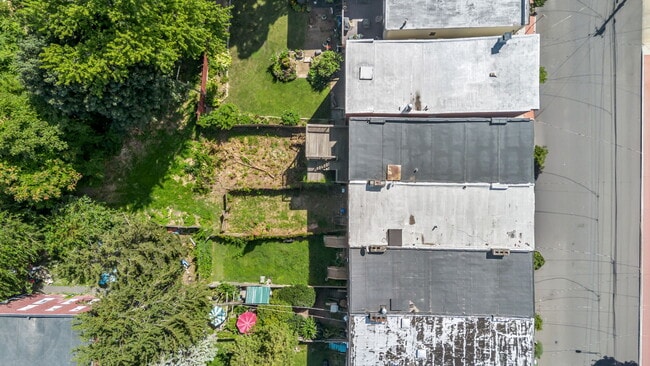 Building Photo - 179 Elk St