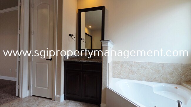 Building Photo - 201 Pasadena Trail