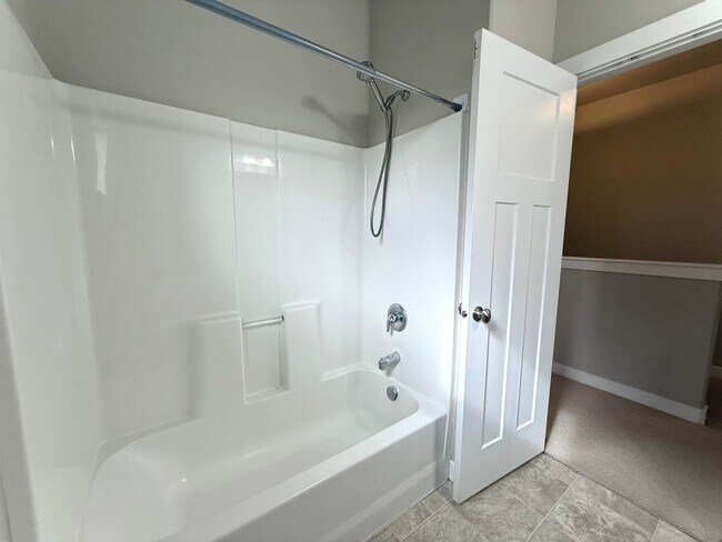 Building Photo - AVAILABLE JULY 1ST | 3 BED | 2.5 BATH | $2,295/MO