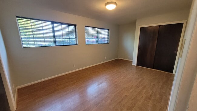 Building Photo - Family Home in Desirable Neighborhood!