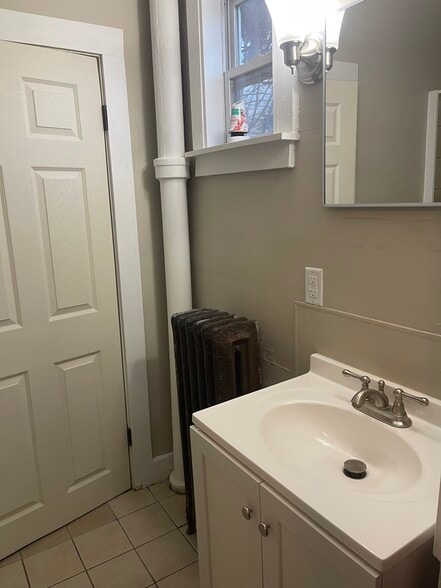 Building Photo - 836 N Larch St