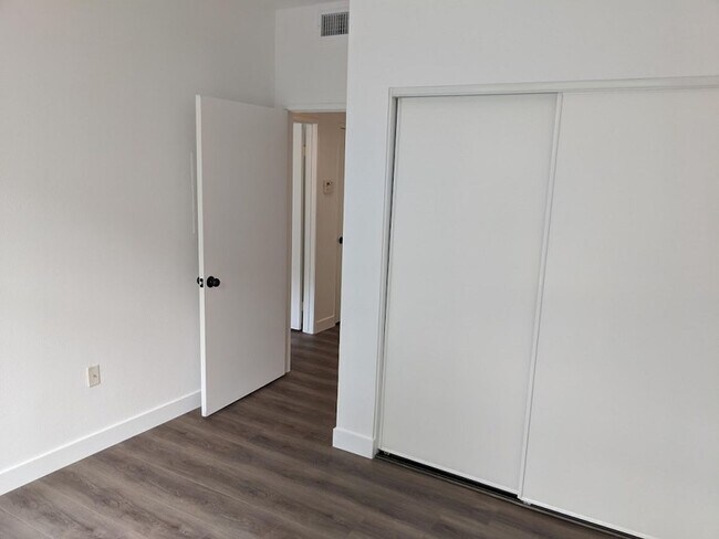 Building Photo - 2 Bedroom-2 Bathroom Single Story Condo in...