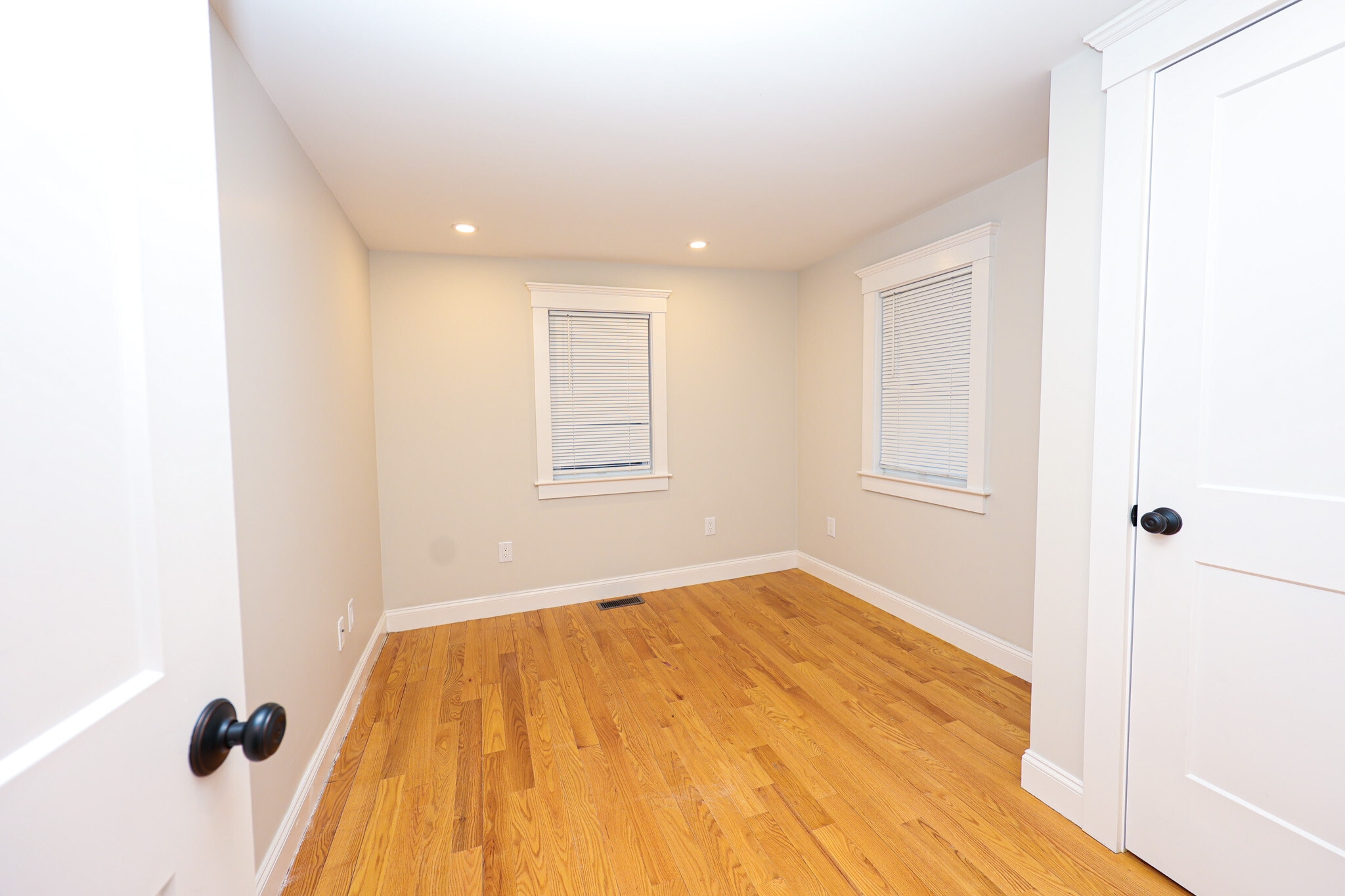 Building Photo - 85 Oak St